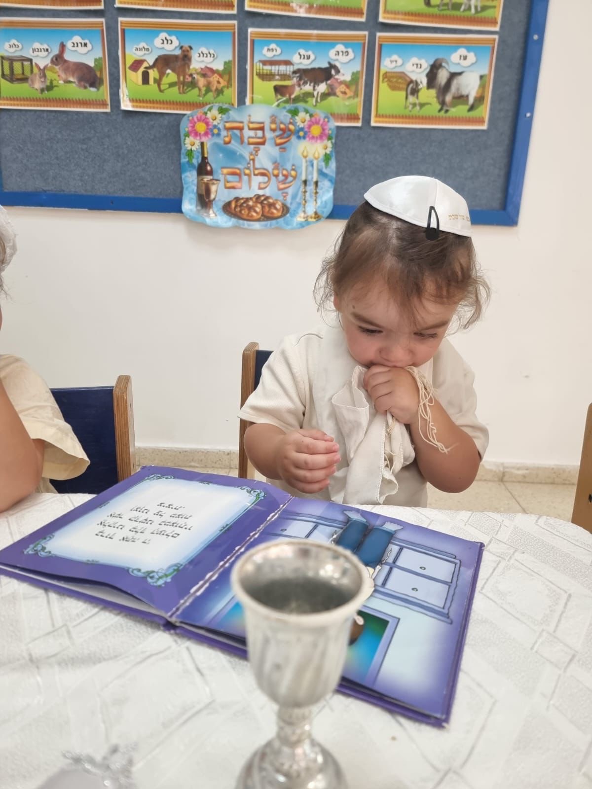 אלעאי מאיר עם כיפה וטלית בגן